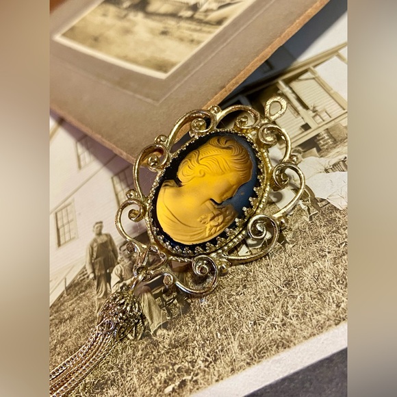 SOLD-Vintage WHITING & DAVIS Iridescent Golden Amber Glass Cameo Tassel Pendant - Picture 5 of 11